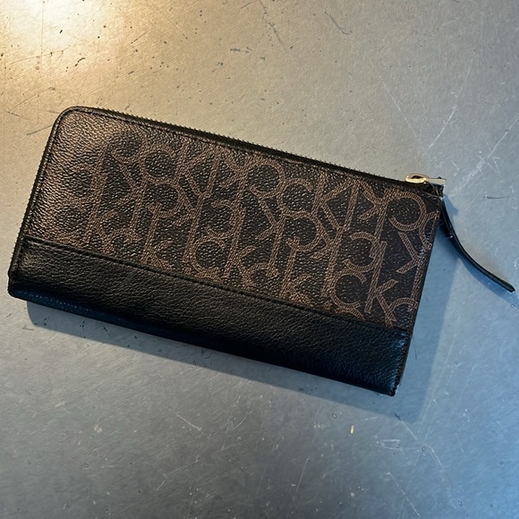 Calvin Klein Wallet. EUC - Picture 2 of 8